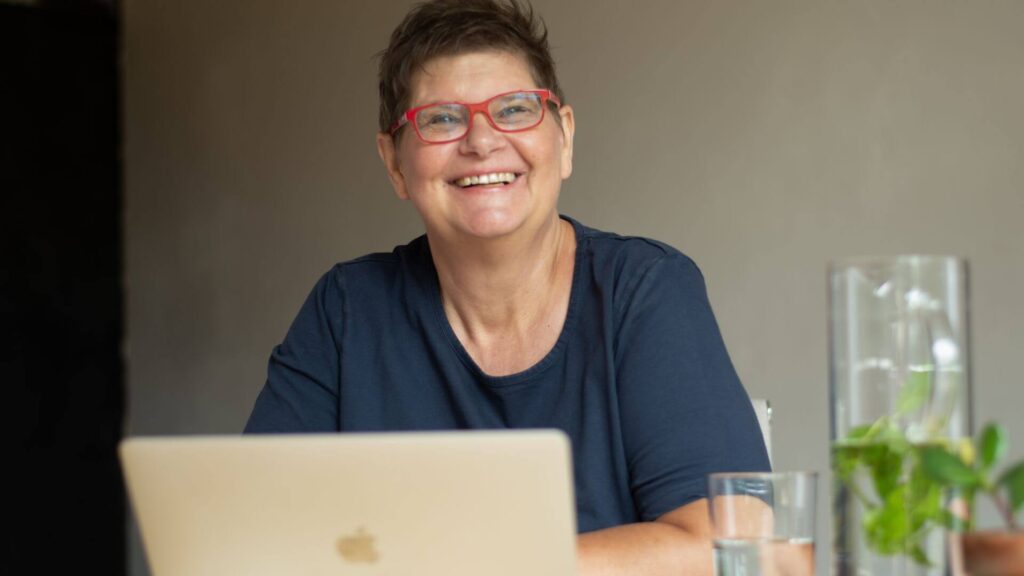 Birgit Schultz am Schreibtisch